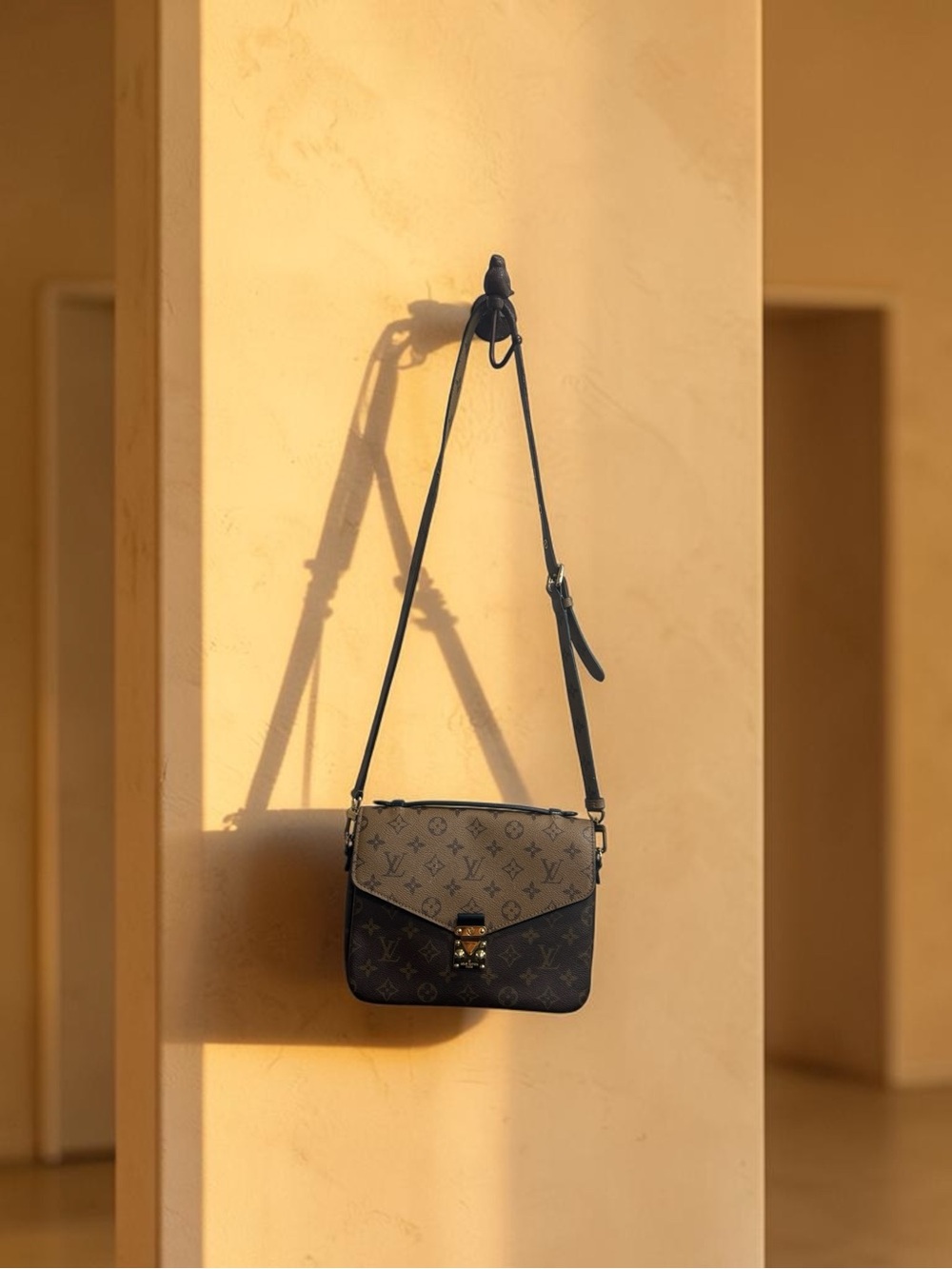 Louis Vuitton Pochette Métis MM Reverse Monogram M44876 - Picture 10 of 12